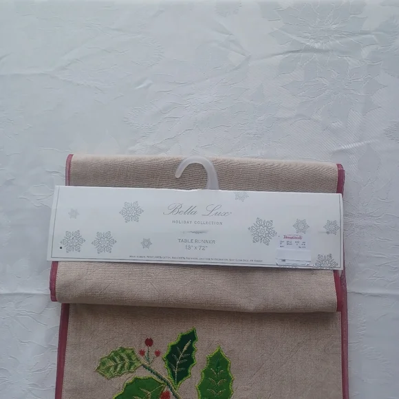 BELLA LUX HOLIDAY TABLE RUNNER NWT 13"X 72" - Picture 4 of 12